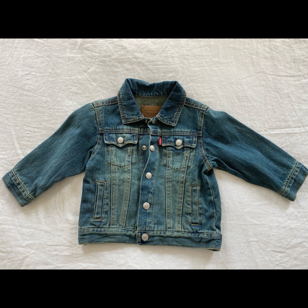 New without tags distressed Levi’s Jean jacket.